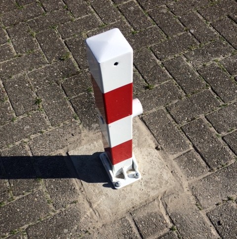 Parkeerpaal klein neerklapbaar 8 Mini parkeerpalen. Eenvoudig op het maaiveld te bevestigen m..bv. de voetplaat met voorgeboorde gaten.